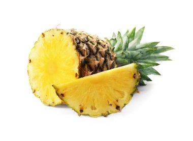 Beyaz arka plan üzerinde dilimleri ile lezzetli çiğ ananas