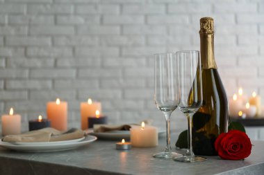 Kapalı mekanda yanan mumlarla romantik masa.