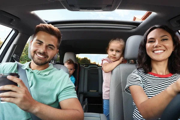 Bonne famille voyageant en voiture le jour de l'été — Photo