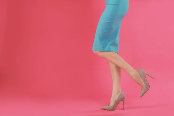 Mulher em sapatos elegantes no fundo rosa. Espaço para texto — Fotografia de Stock