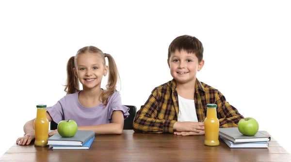 Niños felices con comida saludable para el almuerzo escolar en el escritorio sobre fondo blanco —  Fotos de Stock