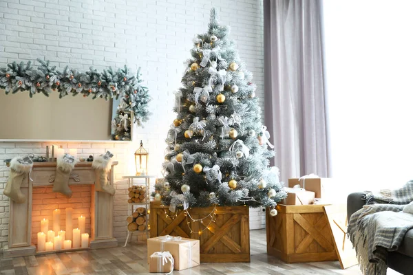 Elegante interno con albero di Natale decorato in soggiorno — Foto Stock