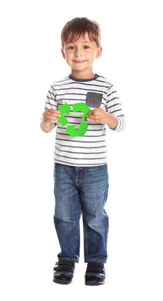 Kleine jongen met recycling symbool op witte achtergrond — Stockfoto