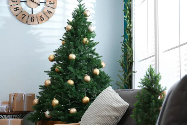 Mooi versierd kerstboom in woonkamer — Stockfoto