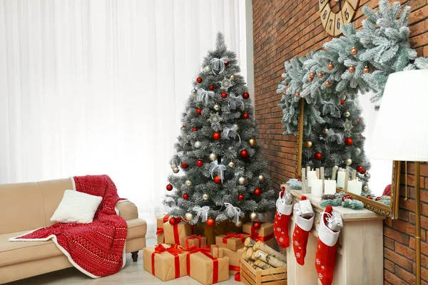 Interior elegante com bela árvore de Natal e lareira decorativa — Fotografia de Stock