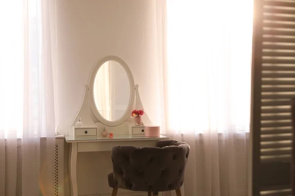 Elegante tocador blanco y sillón en sala de luz —  Fotos de Stock