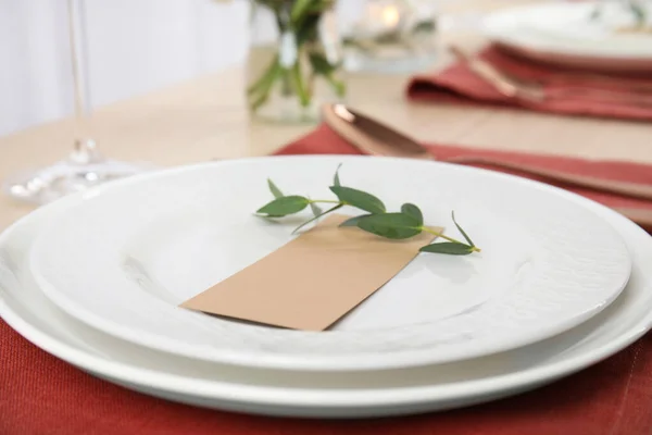 Елегантна святкова обстановка столу з порожньою карткою в ресторані — стокове фото