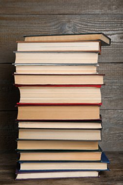 Ahşap arkaplan üzerine kitap yığını