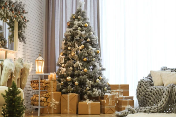 İç mekan dekore edilmiş Noel ağacı ve pencerenin yanındaki hediyelerle dolu. — Stok fotoğraf