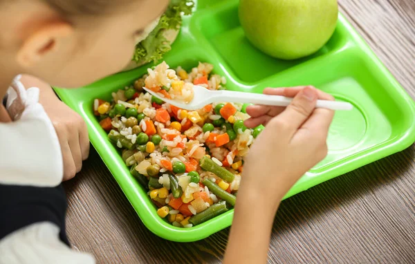 デスクでの学校給食のための健康的な食べ物を持つ子供、クローズアップ — ストック写真
