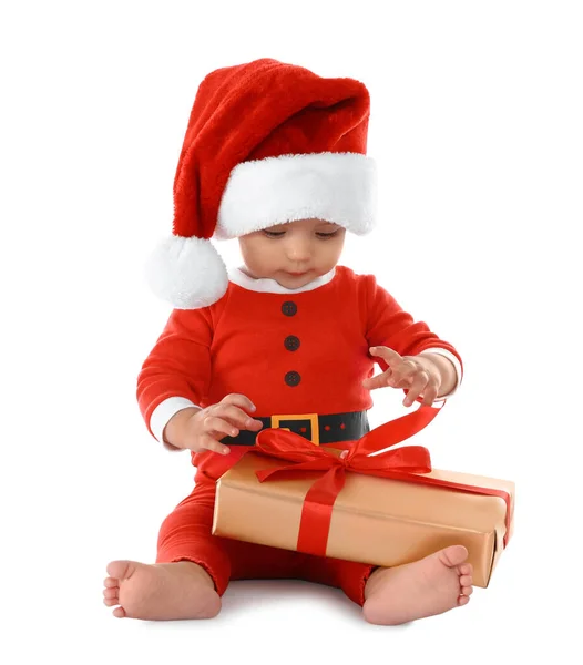 Одежда ребенка с подарочной коробкой на белом фоне. Праздник Рождества — стоковое фото