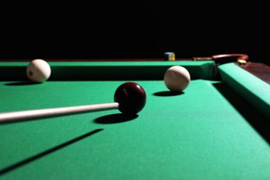 Kırmızı topu bilardo masasının cebine atmak