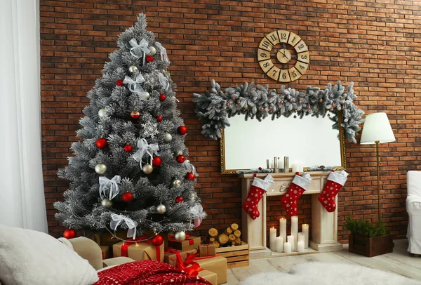 Stijlvol interieur met mooie kerstboom en decoratieve open haard — Stockfoto