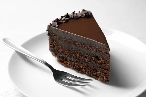 Delicioso pastel de chocolate fresco servido en la mesa blanca, primer plano — Foto de Stock