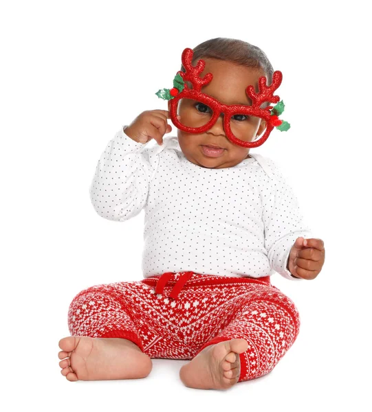 Mignon bébé afro-américain portant des lunettes drôles sur fond blanc. Premier Noël — Photo