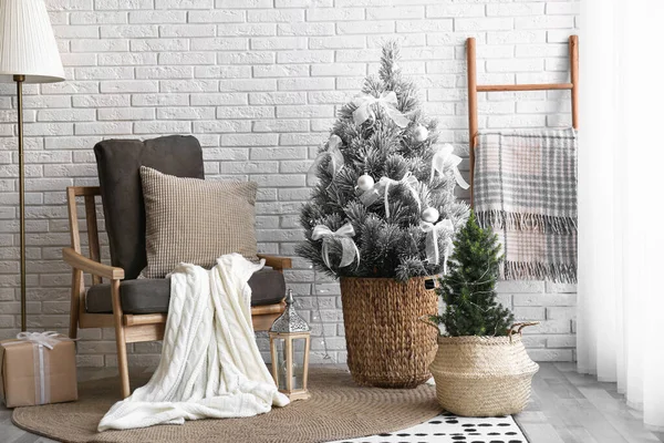 Stijlvol interieur met mooie kerstboom in de buurt van witte bakstenen muur — Stockfoto