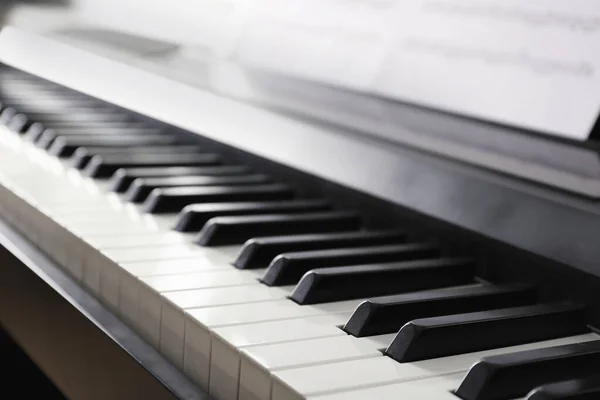 Nowoczesne pianino z czarno-białymi klawiszami, zbliżenie — Zdjęcie stockowe