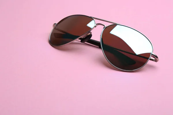 Elegantes gafas de sol sobre fondo rosa, espacio para texto. Accesorio de moda — Foto de Stock
