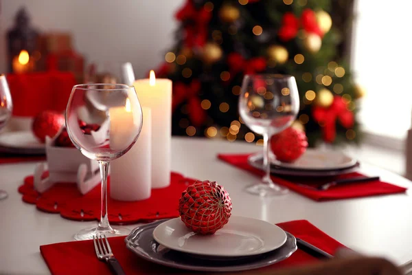 Cadre de table festive et arbre de Noël dans l'intérieur élégant de la chambre — Photo