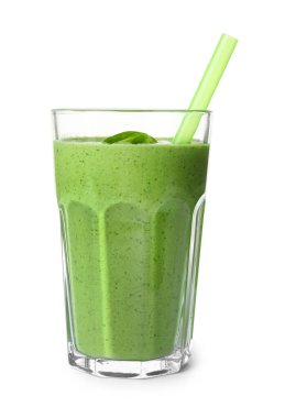 Beyaz arka planda taze ıspanaklı bir bardak sağlıklı yeşil smoothie.