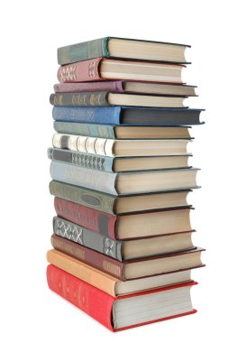 Beyaz arkaplan üzerine ciltli kitap yığını