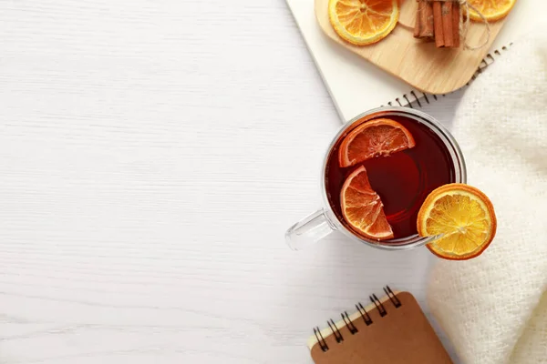 Composición plana con taza de té sobre mesa de madera blanca, espacio para el texto. Acogedor invierno — Foto de Stock