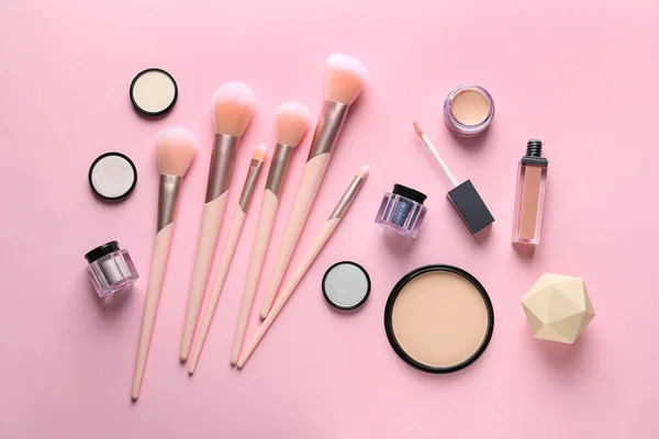Flache Komposition mit Make-up-Pinseln auf rosa Hintergrund — Stockfoto
