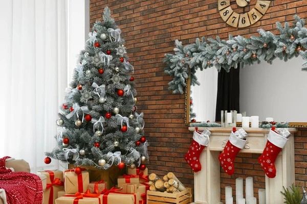 Elegante interior con hermoso árbol de Navidad y chimenea decorativa —  Fotos de Stock