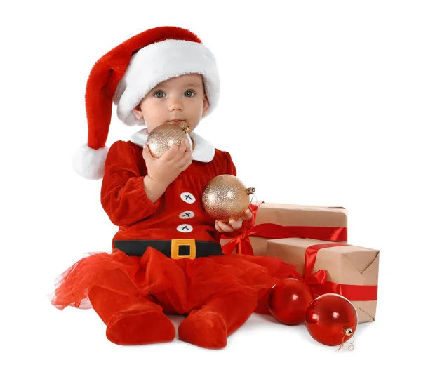 Празднично одетый ребенок с подарочными коробками на белом фоне. Праздник Рождества — стоковое фото