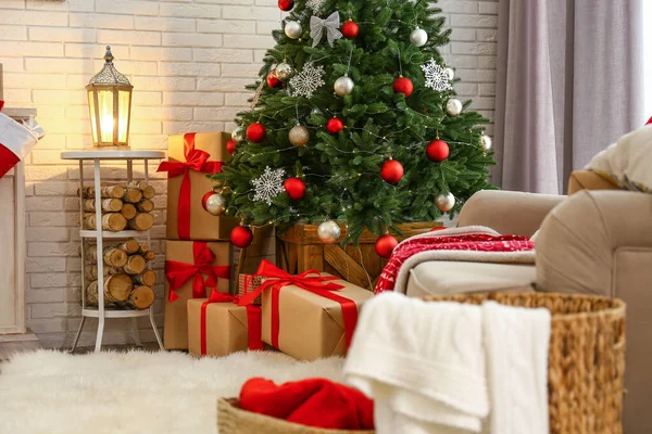 Interno elegante con bellissimo albero di Natale e scatole regalo — Foto Stock