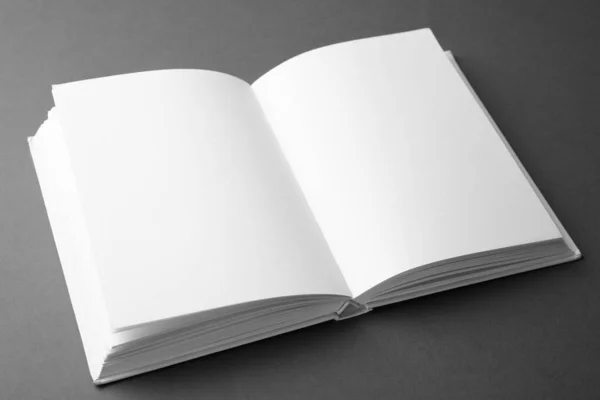 Open boek met blanco pagina 's op donkergrijze achtergrond. Mock up voor ontwerp — Stockfoto