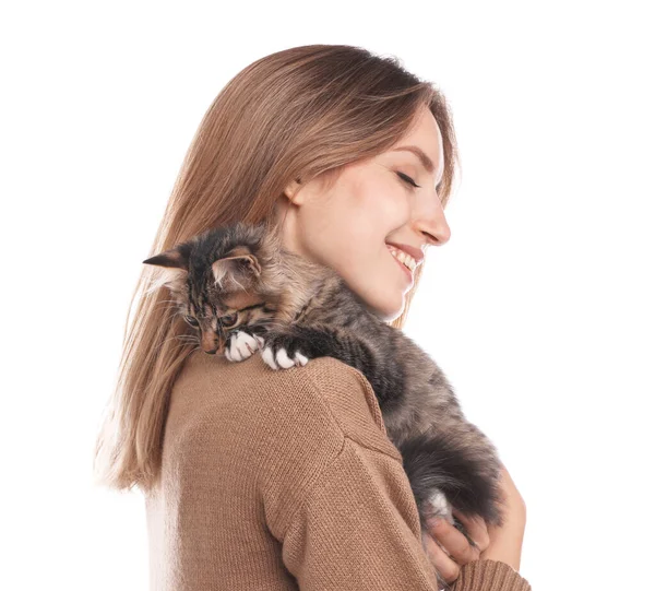 Ung kvinna med katt på vit bakgrund. Ägare och husdjur — Stockfoto