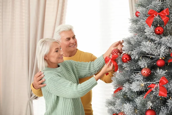 Glad mogen par dekorera julgran hemma — Stockfoto