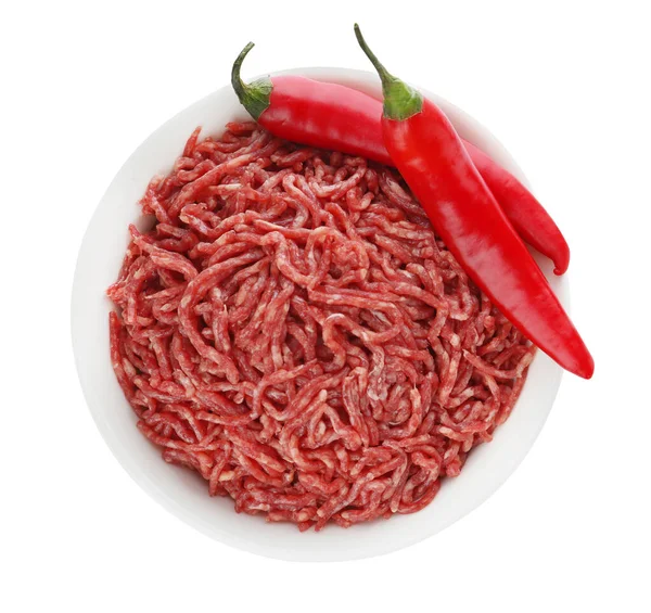 Čerstvé syrové mleté maso a chilli papričky na bílém pozadí, horní pohled — Stock fotografie