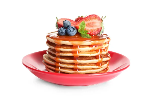 Lempeng pancake lezat dengan buah beri segar dan sirup di latar belakang putih — Stok Foto