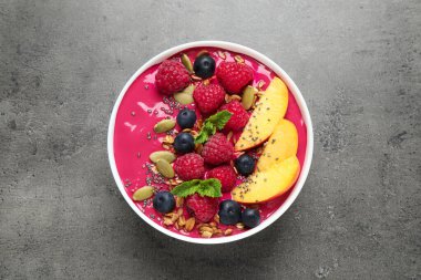 Granola ve böğürtlenli leziz acai smoothie.