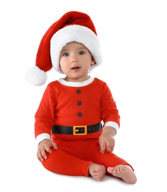 Beyaz arka planda Noel kostümü giyen şirin bir bebek.