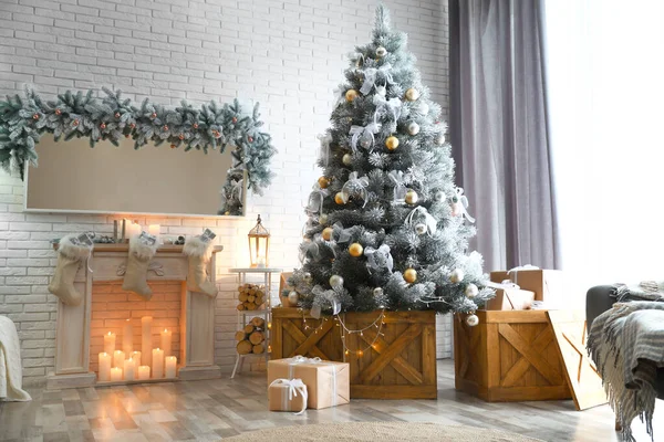 Elegante interno con albero di Natale decorato in soggiorno — Foto Stock