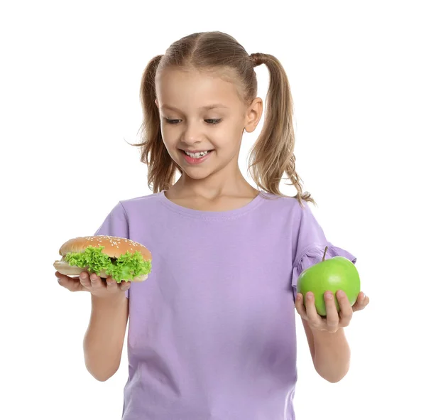 Ευτυχισμένο κορίτσι που κρατάει σάντουιτς και μήλο σε λευκό φόντο. Υγιεινή διατροφή για το σχολικό γεύμα — Φωτογραφία Αρχείου