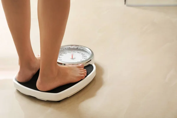 Mujer de pie en escalas en el interior, espacio para el texto. Problema de sobrepeso — Foto de Stock