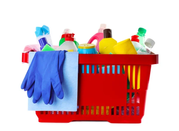 Cesta de la compra con diferentes detergentes, trapo y guantes sobre fondo blanco — Foto de Stock