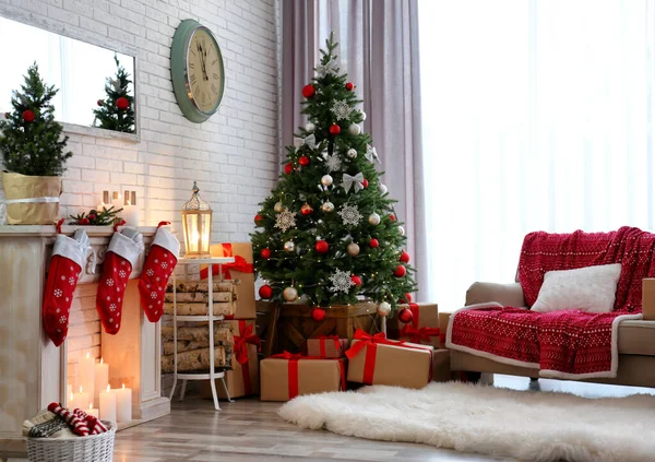 Elegante interior con hermoso árbol de Navidad y chimenea decorativa — Foto de Stock