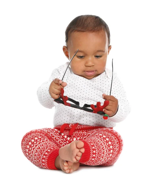 Beyaz arka planda komik gözlükleri olan sevimli Afro-Amerikan bebek. İlk Noel — Stok fotoğraf