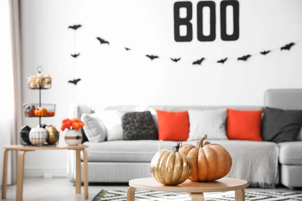 Chambre moderne décorée pour Halloween, se concentrer sur la table avec des citrouilles. Intérieur festif — Photo