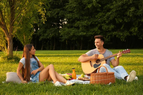 Boldog pár piknik a parkban a napsütéses napon — Stock Fotó