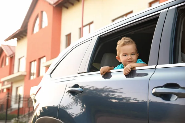 밖에서 가족 차를 보고 있는 행복 한 꼬마 — 스톡 사진
