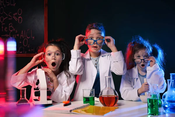 Niños haciendo investigación química en laboratorio. Experimento peligroso — Foto de Stock