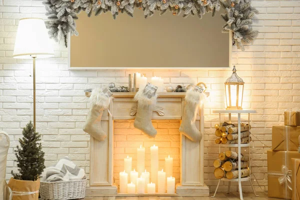 Interior do quarto com espelho sobre lareira decorado para o Natal — Fotografia de Stock