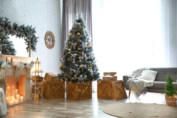 Stylish interior with decorated Christmas tree in living room — Stock Photo, Image
