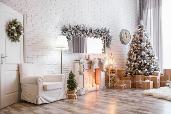 장식 한 크리스마스 트리가 있는 아름다운 거실 내부 — 스톡 사진